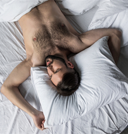裸睡能提高睡眠质量，但要注意细菌感染